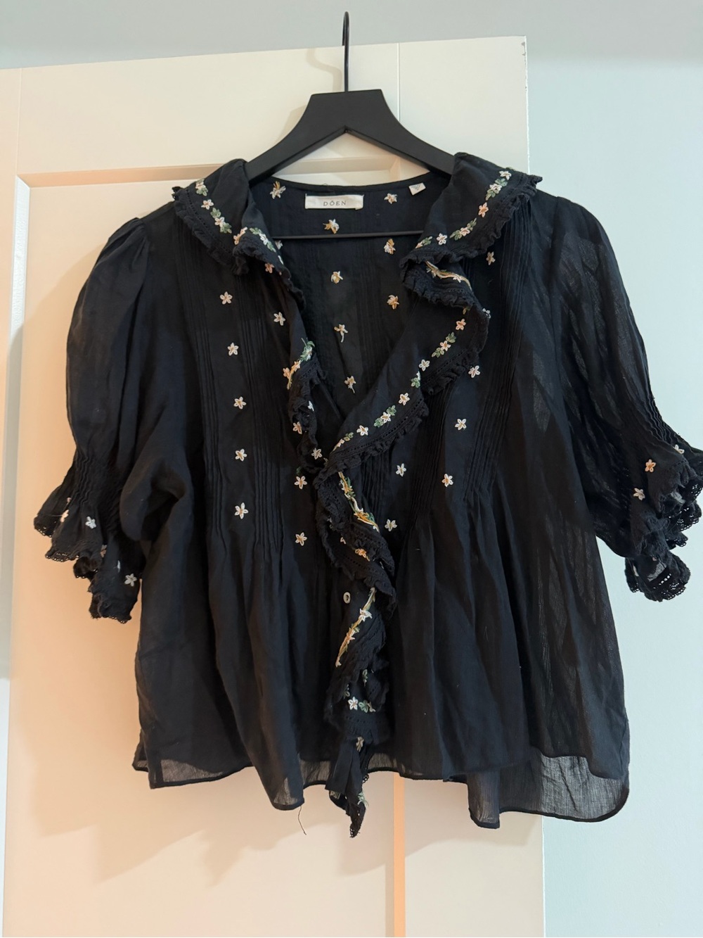 Doen Henri blouse. Embroidered Ruffle Peasant Blouse